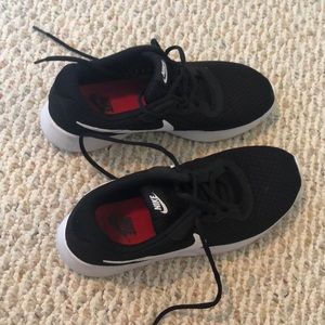 Women's Nike tanjun size 9